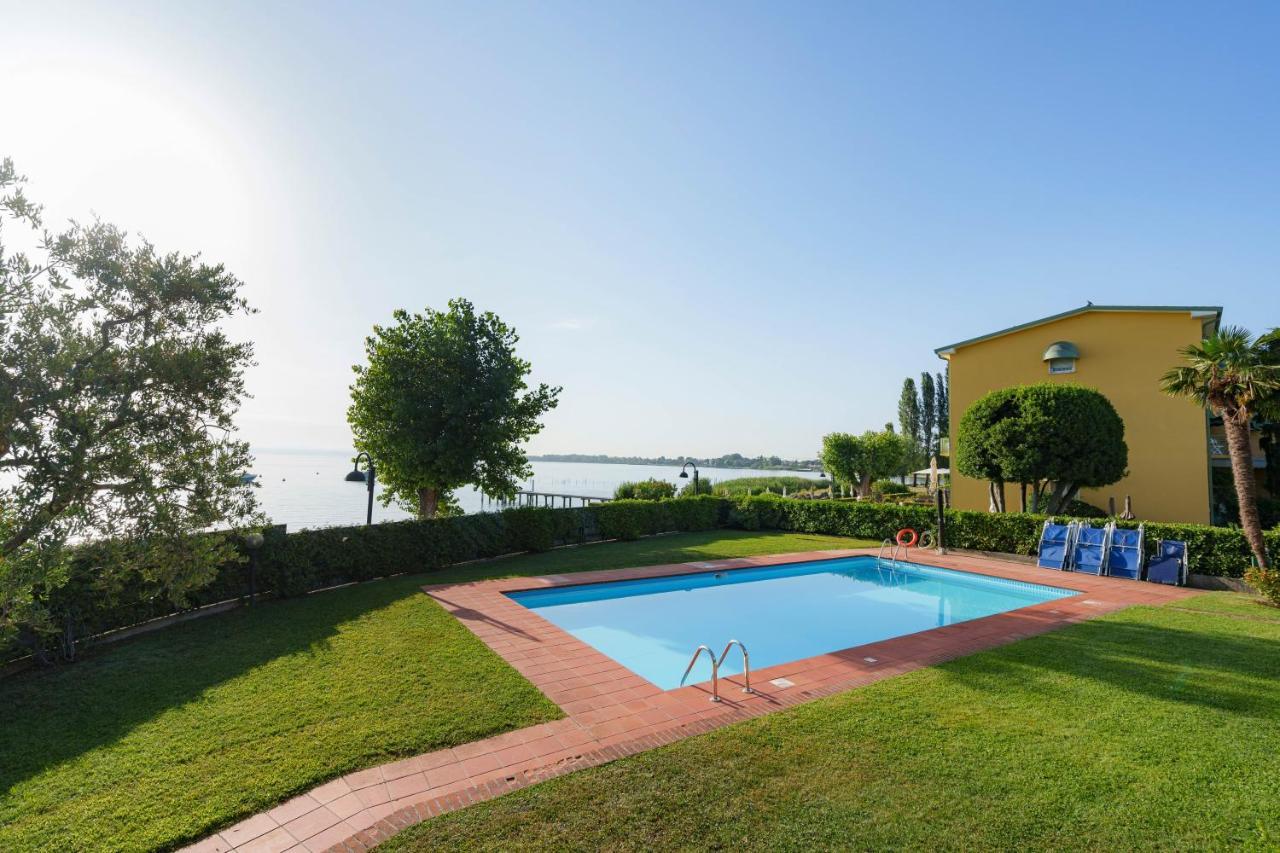 Lakeview Apartment Primea Sirmione Bagian luar foto